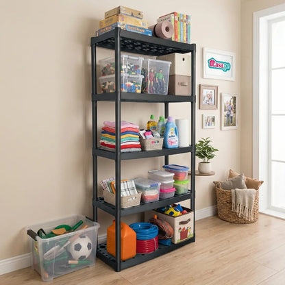 Estante de plástico negro Truper con diseño de rejilla que permite la ventilación y evita la humedad.